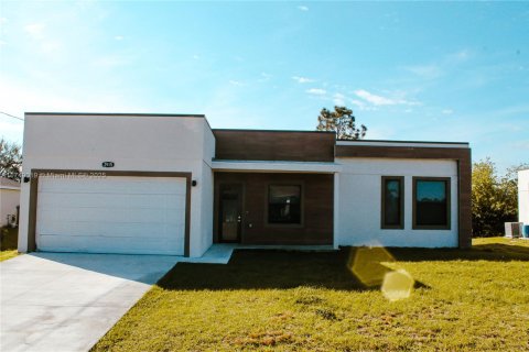 House in Lehigh Acres, Florida 5 bedrooms, 170.66 sq.m. № 1729111 - photo 1