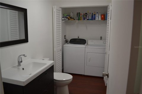 Townhouse in Palm Harbor, Florida 2 bedrooms, 157.93 sq.m. № 2378011 - photo 6