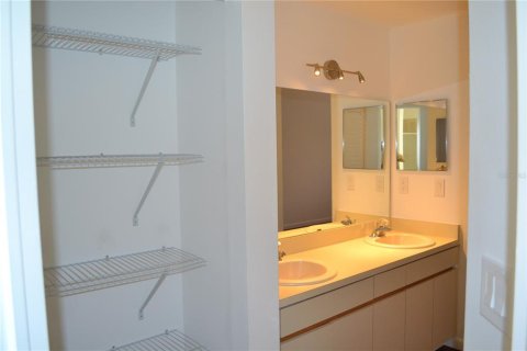 Townhouse in Palm Harbor, Florida 2 bedrooms, 157.93 sq.m. № 2378011 - photo 16