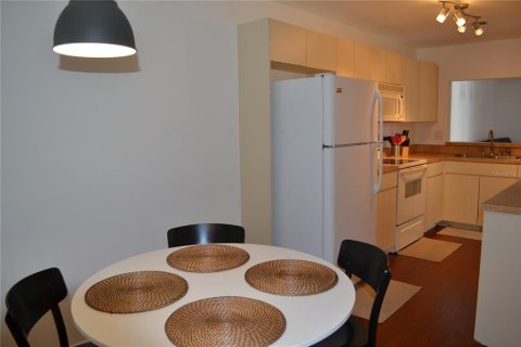 Townhouse in Palm Harbor, Florida 2 bedrooms, 157.93 sq.m. № 2378011 - photo 2