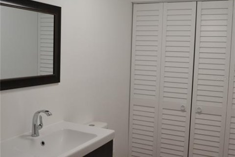 Townhouse in Palm Harbor, Florida 2 bedrooms, 157.93 sq.m. № 2378011 - photo 4