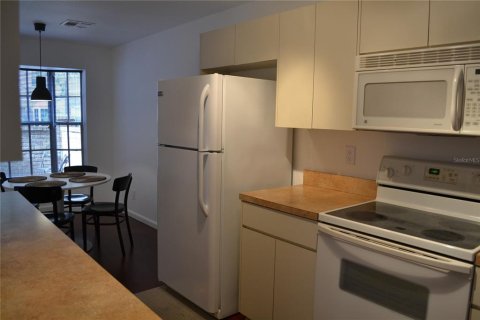 Townhouse in Palm Harbor, Florida 2 bedrooms, 157.93 sq.m. № 2378011 - photo 3