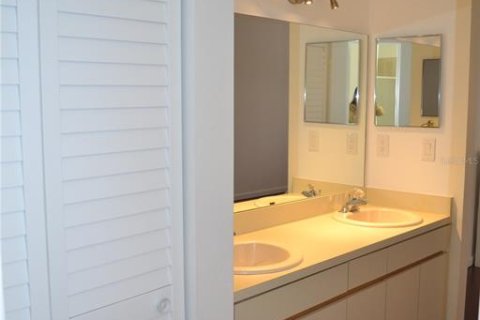 Townhouse in Palm Harbor, Florida 2 bedrooms, 157.93 sq.m. № 2378011 - photo 15