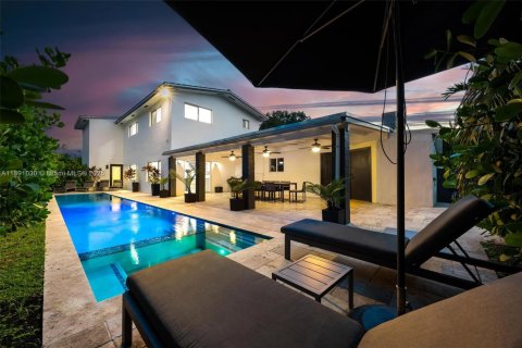 House in Miami, Florida 5 bedrooms, 417.69 sq.m. № 2021507