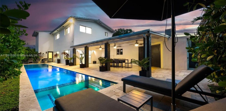 Casa en Miami, Florida 5 dormitorios, 417.69 m2 № 2021507