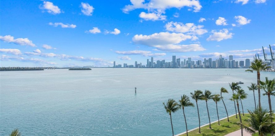 Condominio en Fisher Island, Florida, 4 dormitorios  № 1958911