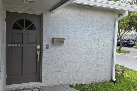 House in Hollywood, Florida 4 bedrooms, 228.91 sq.m. № 1842718 - photo 3