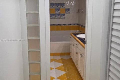House in Hollywood, Florida 4 bedrooms, 228.91 sq.m. № 1842718 - photo 13