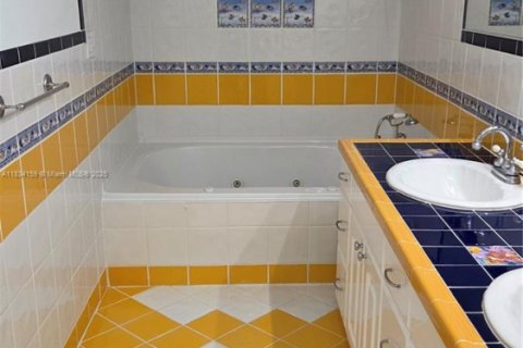 House in Hollywood, Florida 4 bedrooms, 228.91 sq.m. № 1842718 - photo 14