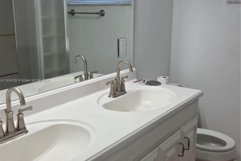 House in Hollywood, Florida 4 bedrooms, 228.91 sq.m. № 1842718 - photo 29