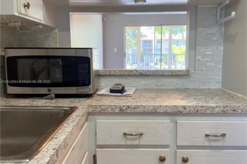 Condo in Hollywood, Florida, 1 bedroom  № 1839159 - photo 6