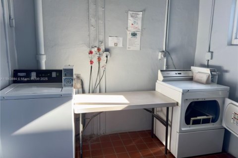 Condo in Hollywood, Florida, 1 bedroom  № 1839159 - photo 11