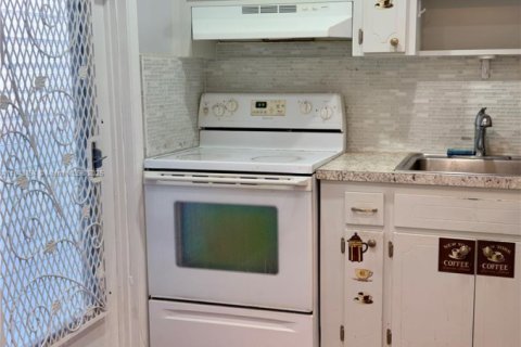 Condo in Hollywood, Florida, 1 bedroom  № 1839159 - photo 8