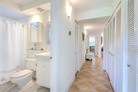 Condo in Longboat Key, Florida, 2 bedrooms № 657104 - photo 11