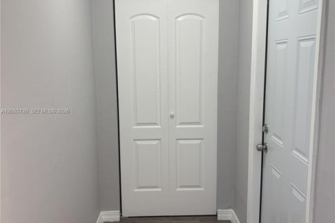 House in Coral Springs, Florida 3 bedrooms, 298.96 sq.m. № 2069188