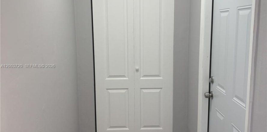 House in Coral Springs, Florida 3 bedrooms, 298.96 sq.m. № 2069188