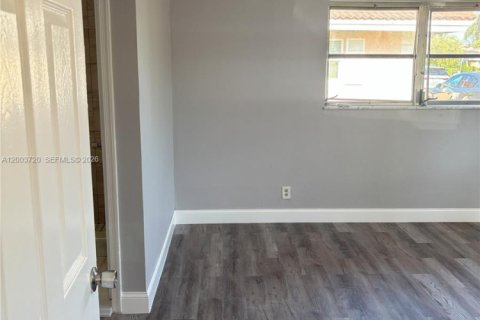 House in Coral Springs, Florida 3 bedrooms, 298.96 sq.m. № 2069188 - photo 3