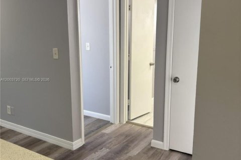 House in Coral Springs, Florida 3 bedrooms, 298.96 sq.m. № 2069188 - photo 12