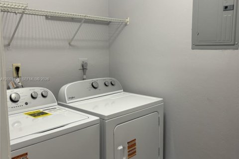 House in Coral Springs, Florida 3 bedrooms, 298.96 sq.m. № 2069188 - photo 22