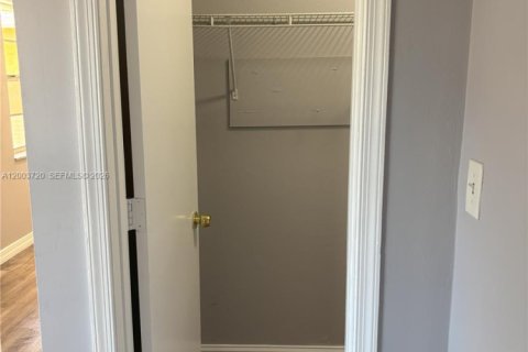 House in Coral Springs, Florida 3 bedrooms, 298.96 sq.m. № 2069188 - photo 8