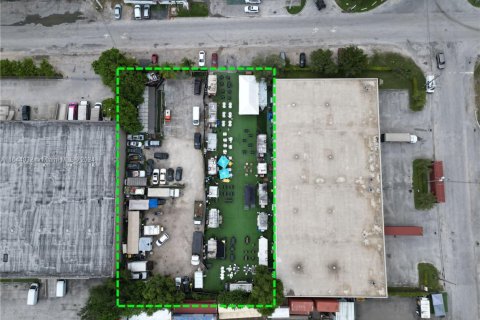 Commercial property in Miami, Florida № 1859663 - photo 1