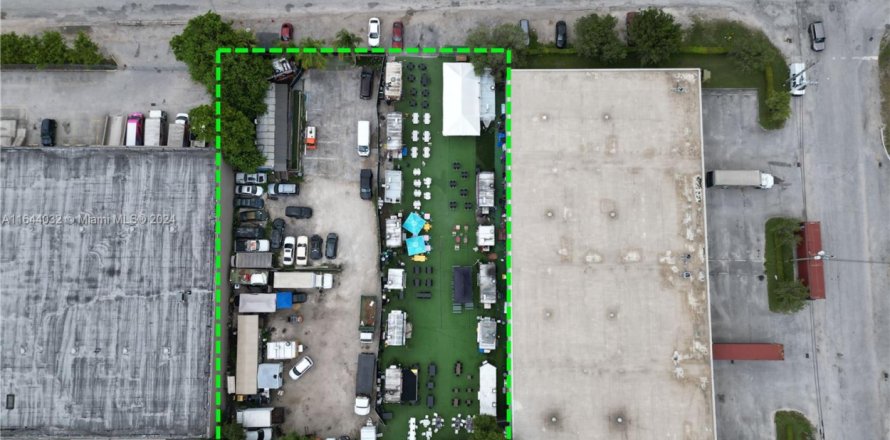 Commercial property in Miami, Florida № 1859663