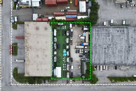 Commercial property in Miami, Florida № 1859663 - photo 2