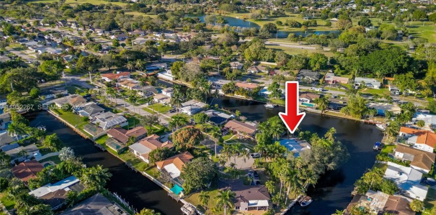 Дом в Плантация, Флорида 3 спальни, 193.79м2 № 2006617