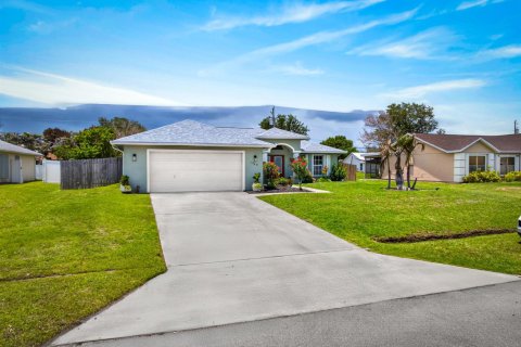 House in Port St. Lucie, Florida 3 bedrooms, 180.23 sq.m. № 2178637 - photo 2