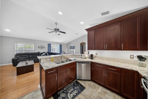 House in Port St. Lucie, Florida 3 bedrooms, 180.23 sq.m. № 2178637 - photo 11