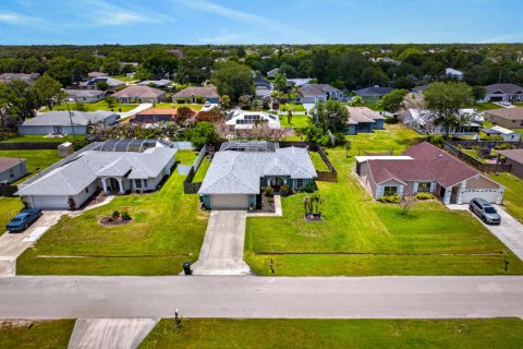 House in Port St. Lucie, Florida 3 bedrooms, 180.23 sq.m. № 2178637 - photo 4