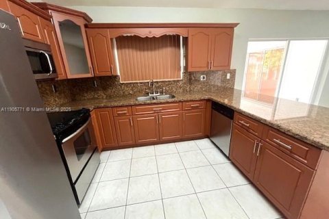 Снять в аренду виллу или дом в Майами, Флорида 4 спальни, 205.59м2, № 1956412 - фото 8