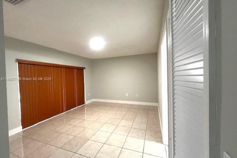 Снять в аренду виллу или дом в Майами, Флорида 4 спальни, 205.59м2, № 1956412 - фото 11