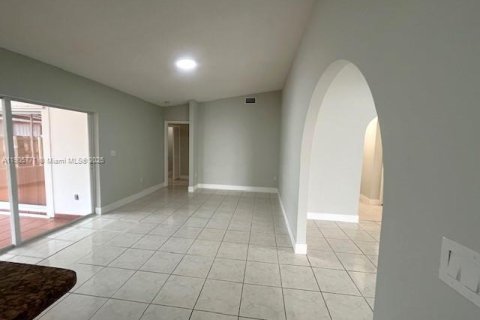 Снять в аренду виллу или дом в Майами, Флорида 4 спальни, 205.59м2, № 1956412 - фото 10