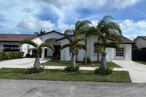 Снять в аренду виллу или дом в Майами, Флорида 4 спальни, 205.59м2, № 1956412 - фото 1
