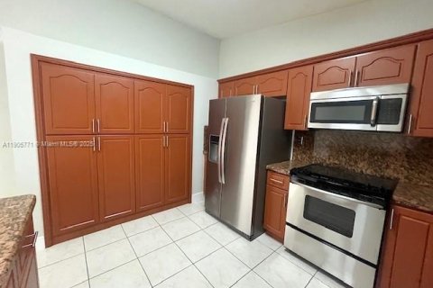 Снять в аренду виллу или дом в Майами, Флорида 4 спальни, 205.59м2, № 1956412 - фото 9