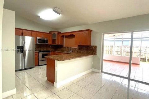 Снять в аренду виллу или дом в Майами, Флорида 4 спальни, 205.59м2, № 1956412 - фото 5