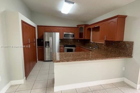 Снять в аренду виллу или дом в Майами, Флорида 4 спальни, 205.59м2, № 1956412 - фото 6