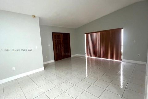 Снять в аренду виллу или дом в Майами, Флорида 4 спальни, 205.59м2, № 1956412 - фото 2