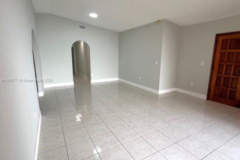 Снять в аренду виллу или дом в Майами, Флорида 4 спальни, 205.59м2, № 1956412 - фото 4