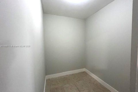 Снять в аренду виллу или дом в Майами, Флорида 4 спальни, 205.59м2, № 1956412 - фото 16