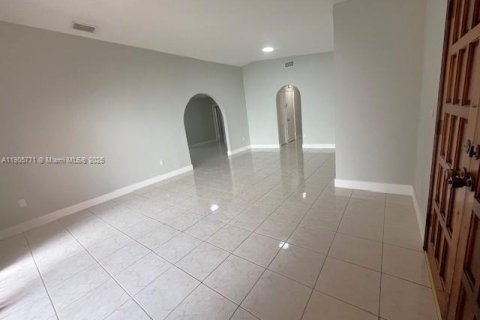 Снять в аренду виллу или дом в Майами, Флорида 4 спальни, 205.59м2, № 1956412 - фото 3