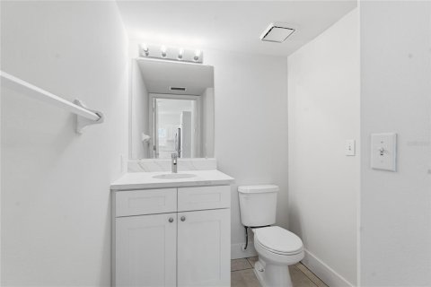 Touwnhouse à louer à Tampa, Floride: 3 chambres, 144.56 m2 № 2429435 - photo 16