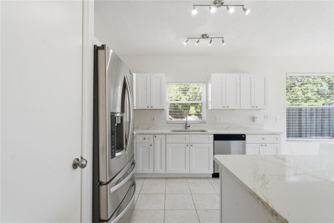 Touwnhouse à louer à Tampa, Floride: 3 chambres, 144.56 m2 № 2429435 - photo 15