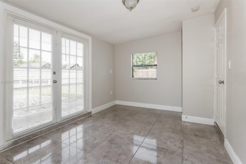 Casa en alquiler en West Palm Beach, Florida, 4 dormitorios, 134.52 m2 № 2076513 - foto 9