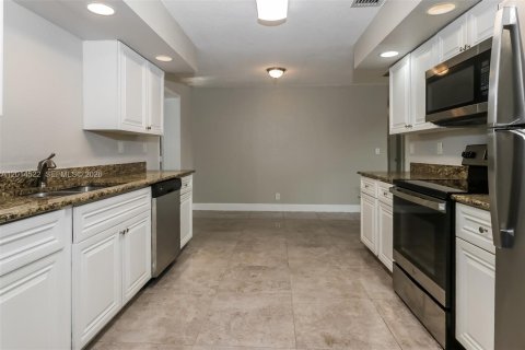 Casa en alquiler en West Palm Beach, Florida, 4 dormitorios, 134.52 m2 № 2076513 - foto 6
