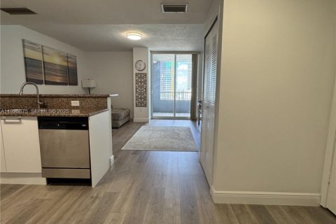 Снять в аренду кондоминиум в Майами, Флорида 1 спальня, 58.53м2, № 1984428 - фото 3