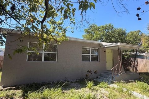 Duplex in Saint Petersburg, Florida 4 bedrooms, 120.96 sq.m. № 2351786
