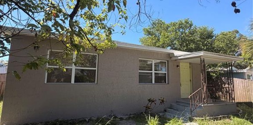 Duplex in Saint Petersburg, Florida 4 bedrooms, 120.96 sq.m. № 2351786