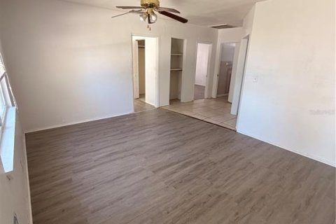 Duplex in Saint Petersburg, Florida 4 bedrooms, 120.96 sq.m. № 2351786 - photo 5